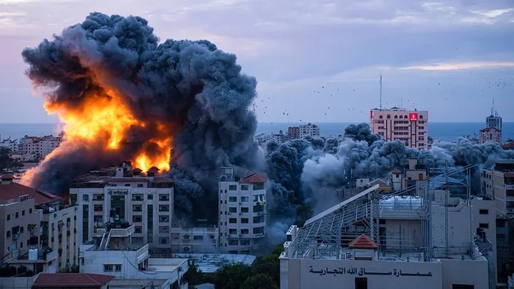 Israel tuyên chiến với Hamas, không kích trả đũa vào Gaza